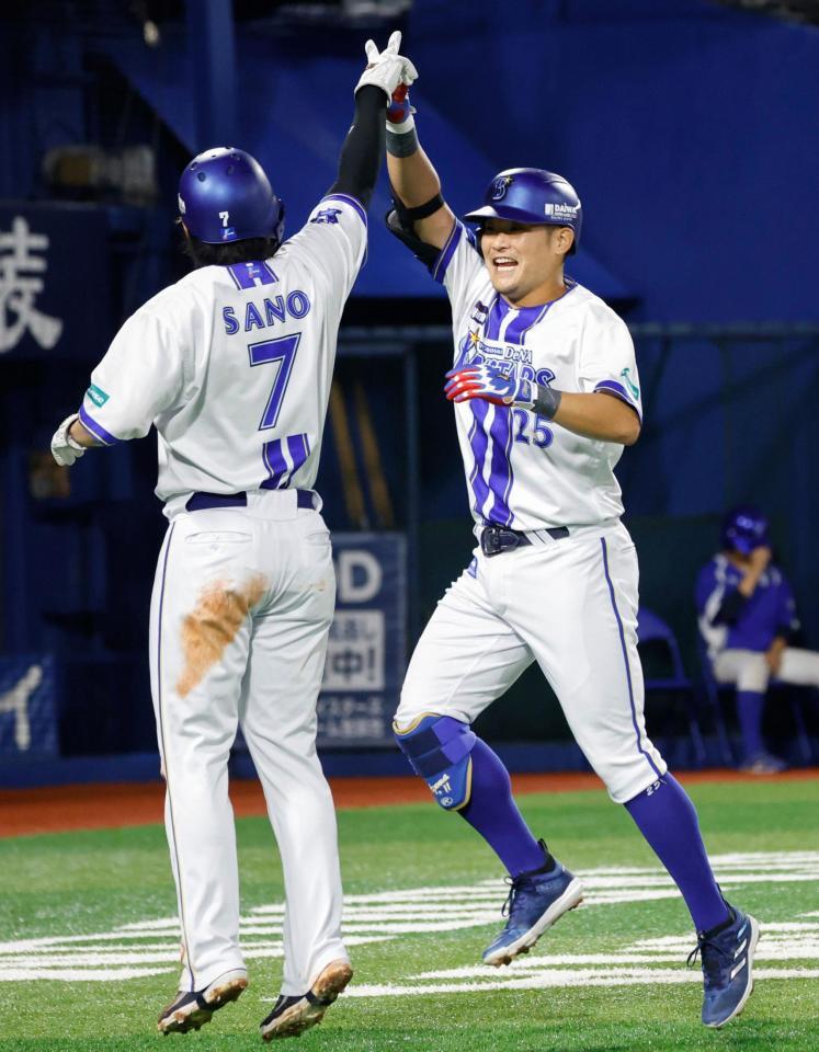 　１回、２ランを放ち佐野（左）に迎えられる筒香