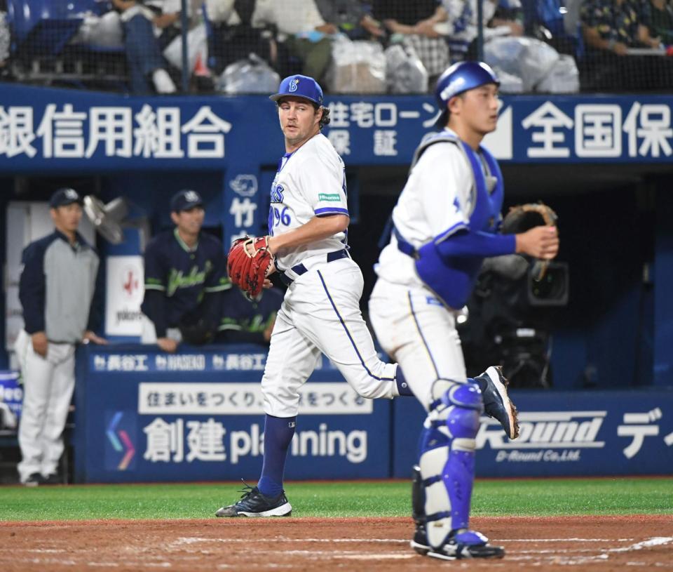 　２回、小川に勝ち越しの右犠飛を打たれ、ベースカバーに走るバウアー（撮影・佐藤厚）