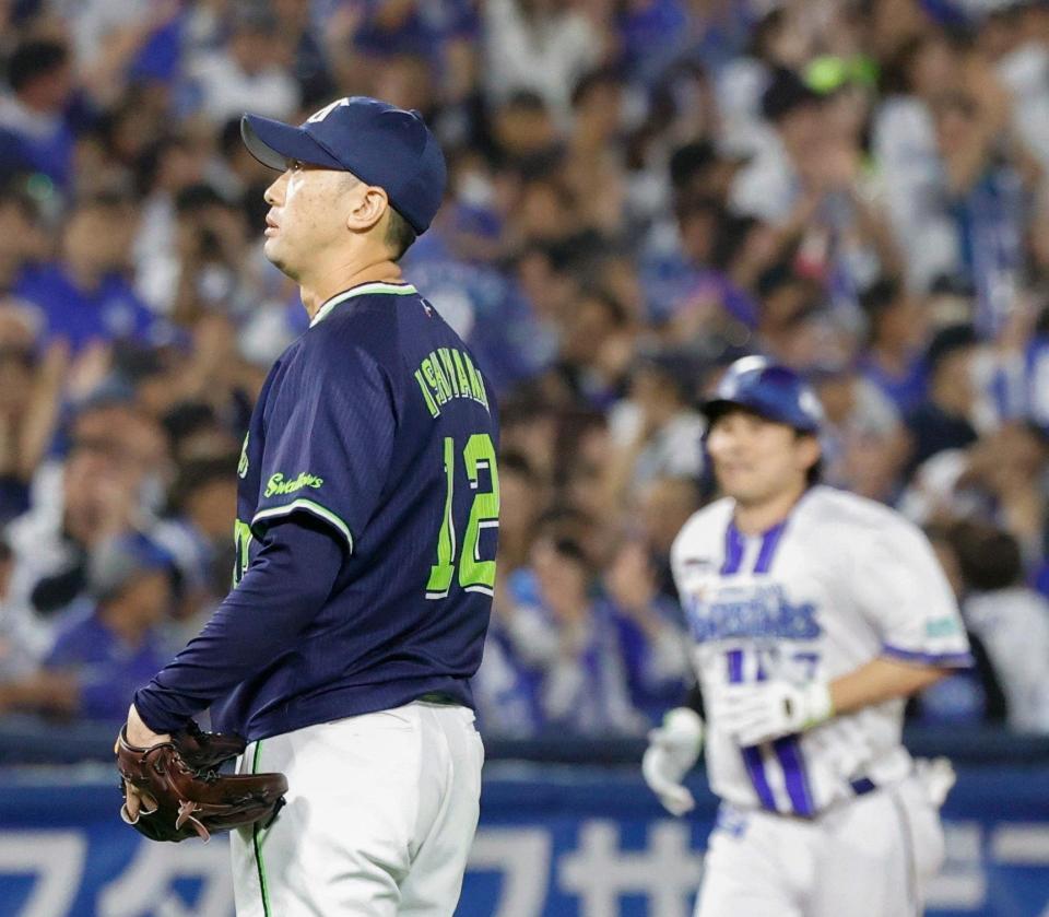 　６回、佐野（奥）に３ランを浴びた石山