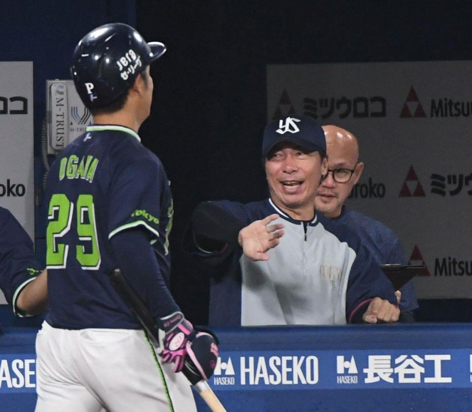 　２回、同点の右犠飛を放った小川（左）を笑顔で迎える高津監督（撮影・佐藤厚）