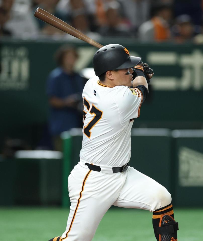 　１回、左前に２点適時二塁打を放つ山瀬（撮影・金田祐二）