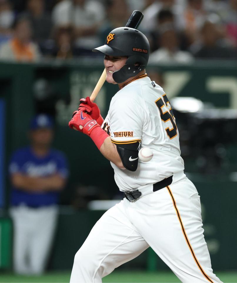 　１回、死球を受けるリチャード（撮影・金田祐二）