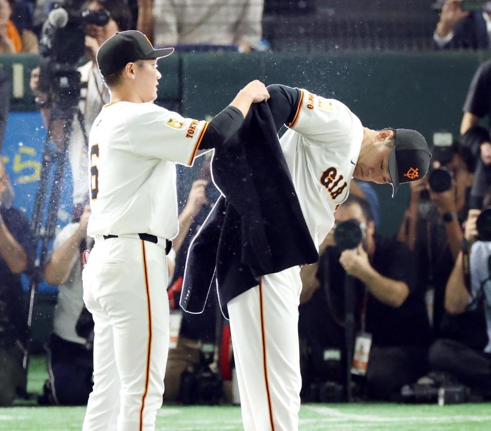 　坂本（左）からブレザーを贈られる田中将