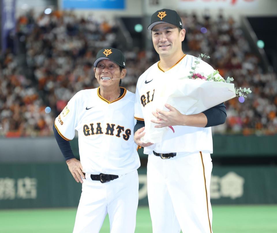 　明石家さんまに祝福される田中将（撮影・金田祐二）