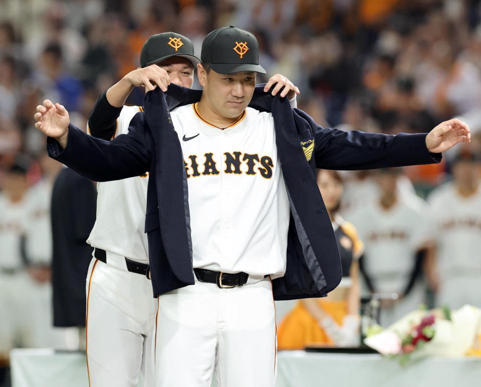 　坂本（奥）からブレザーを贈られる田中将