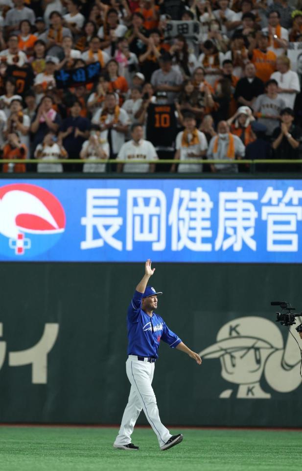 　場内を一周する中田（撮影・金田祐二）