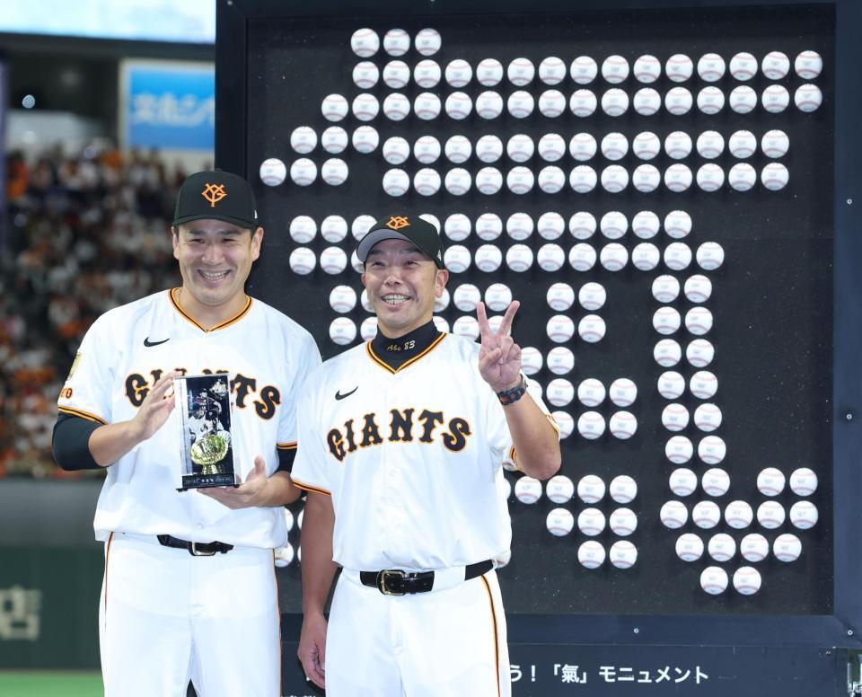 　田中将に記念品を贈った阿部監督（撮影・金田祐二）