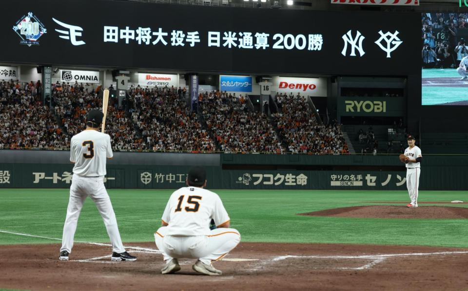 　明石家さんまに投げる田中将（撮影・金田祐二）