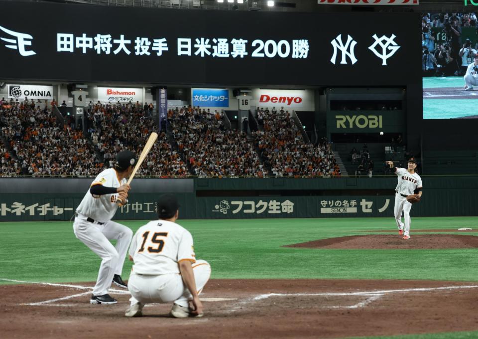 　明石家さんまに投げる田中将（撮影・金田祐二）