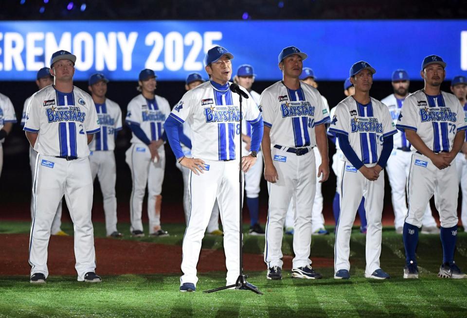 　「Ｉ　ＬＯＶＥ　横浜！」と音頭を取る三浦監督（中央）＝撮影・佐藤厚