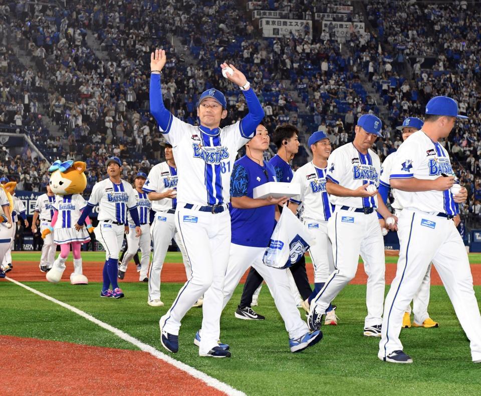 　場内を一周する三浦監督と選手たち（撮影・佐藤厚）