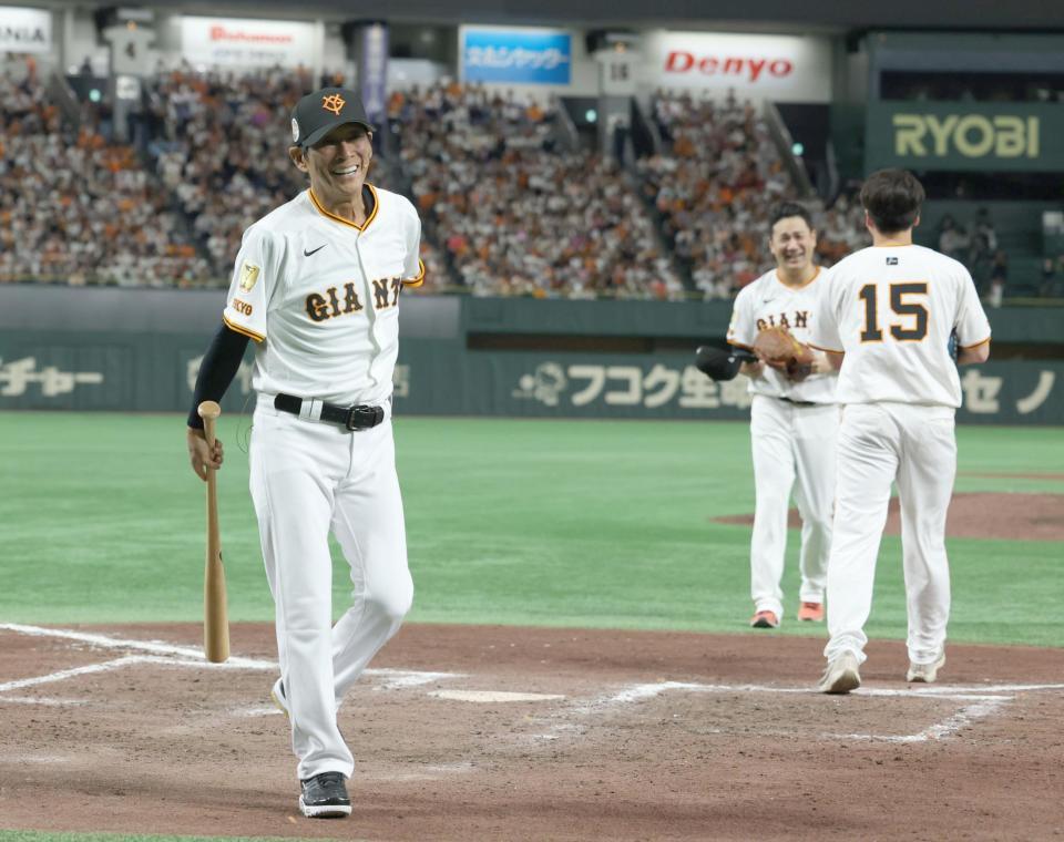 　田中将のセレモニーを盛り上げた明石家さんま（撮影・金田祐二）