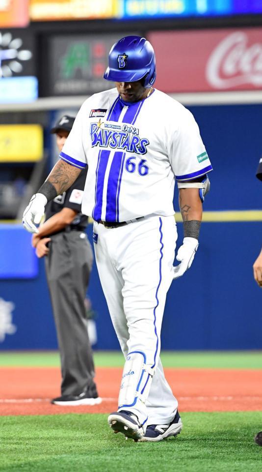 　ヤクルト戦の１回、ビシエドは投前内野安打で一塁に駆け込んだ後、交代する＝９月３０日