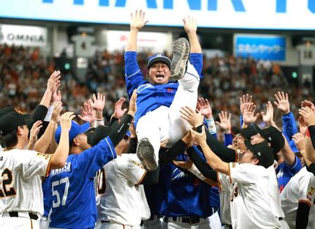 　巨人、中日ナインに胴上げされる中田