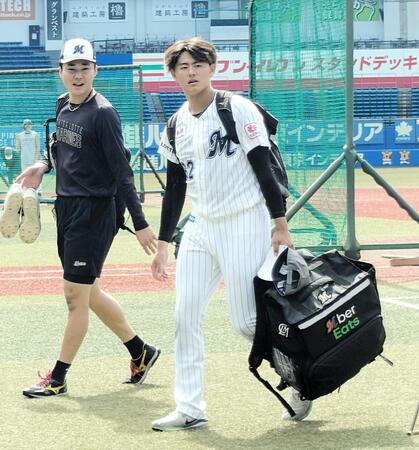 　１軍に合流した坂井（右）