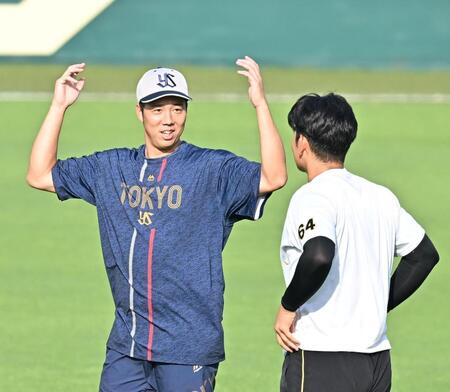 　岡留（右）からあいさつを受ける青柳（撮影・西田忠信）