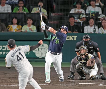 　４回、右翼スタンドへソロを放つ村上（撮影・立川洋一郎）