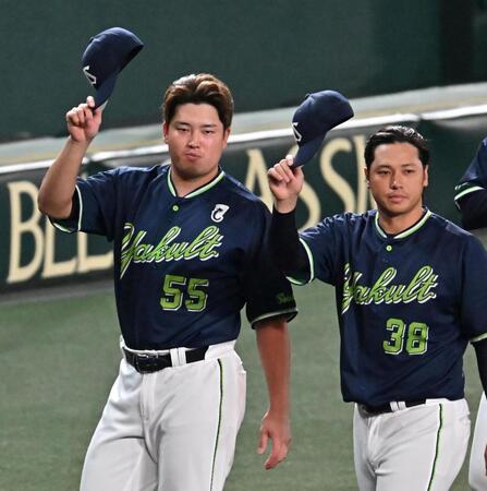 　試合後、阪神ベンチにあいさつする村上（左）＝撮影・西田忠信