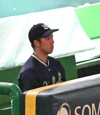 　原口の引退セレモニーを見る青柳（撮影・西田忠信）