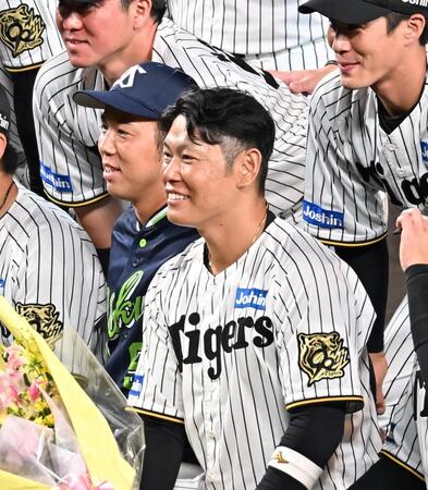 【写真】ぽつん　阪神・原口引退セレモニーに“飛び入り”参加したヤクルト選手