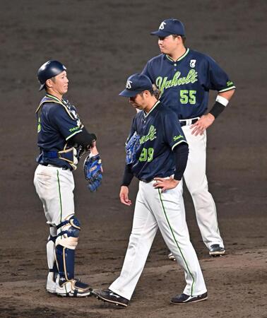 　５回途中、降板する青柳（中央）＝撮影・西田忠信