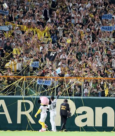 　引退する原口と別れを惜しむ阪神ファン（撮影・田中太一）