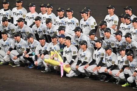 　青柳も交えて集合写真に納まる原口ら（撮影・西田忠信）