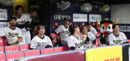 　シーズンを振り返る映像をベンチで見るオリックスナイン（撮影・坂部計介）