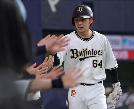 　３回、広岡の二ゴロで生還し、ベンチで迎えられる大里（撮影・坂部計介）