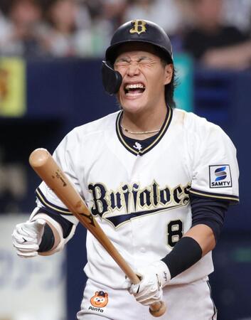 　４回、空振り三振に倒れ、顔をしかめる麦谷（撮影・坂部計介）