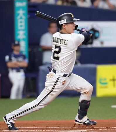 　６回、若月は右中間に２点適時二塁打を放つ（撮影・坂部計介）