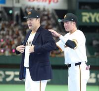 　坂本（右）から名球会のブレザーを着させてもらう