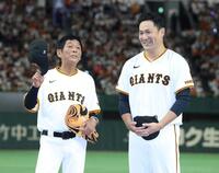 　明石家さんま（左）から祝福される田中将（撮影・金田祐二）