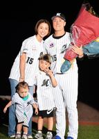 　引退セレモニーで家族と記念撮影する美馬（右）。左から妻で女優の美馬アンナ、長女の光ちゃん、長男の叶くん＝９月３０日