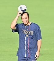 　阪神の選手らにあいさつする青柳（撮影・西田忠信）