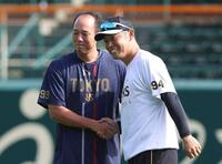 　練習中に青柳と握手を交わす原口（右）＝撮影・北村雅宏