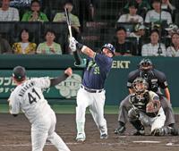 　４回、右翼スタンドへソロを放つ村上（撮影・立川洋一郎）