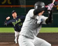 　大山（手前）に投じる青柳（撮影・西田忠信）