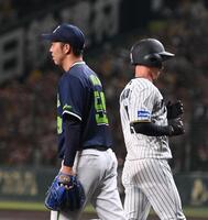 　１回、佐藤輝に先制犠飛を許した青柳（左）＝撮影・西田忠信