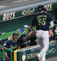 　４回、ソロを放った村上（５５）を迎える高津監督（撮影・西田忠信）