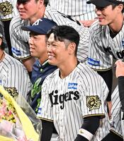 　集合写真で笑顔の青柳（左）と原口（撮影・西田忠信）