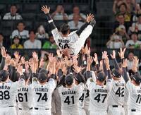 　チームメートに胴上げされ宙を舞う原口（撮影・立川洋一郎）