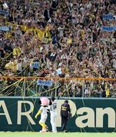 　引退する原口と別れを惜しむ阪神ファン（撮影・田中太一）