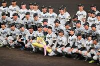 　青柳も交えて集合写真に納まる原口ら（撮影・西田忠信）