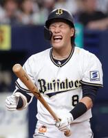 　４回、空振り三振に倒れ、顔をしかめる麦谷（撮影・坂部計介）