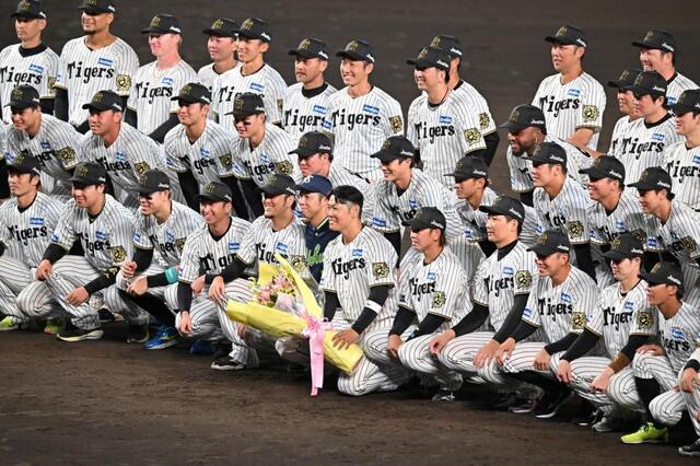 阪神・原口引退セレモニーで異例の光景 見守ったヤクルト・青柳も記念撮影に 当初は遠慮も原口自ら歩み寄り呼びかける 虎党も拍手/野球/デイリースポーツ  online