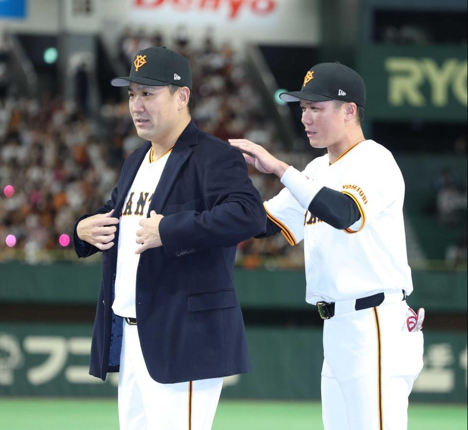 　坂本（右）から名球会のブレザーを着させてもらう