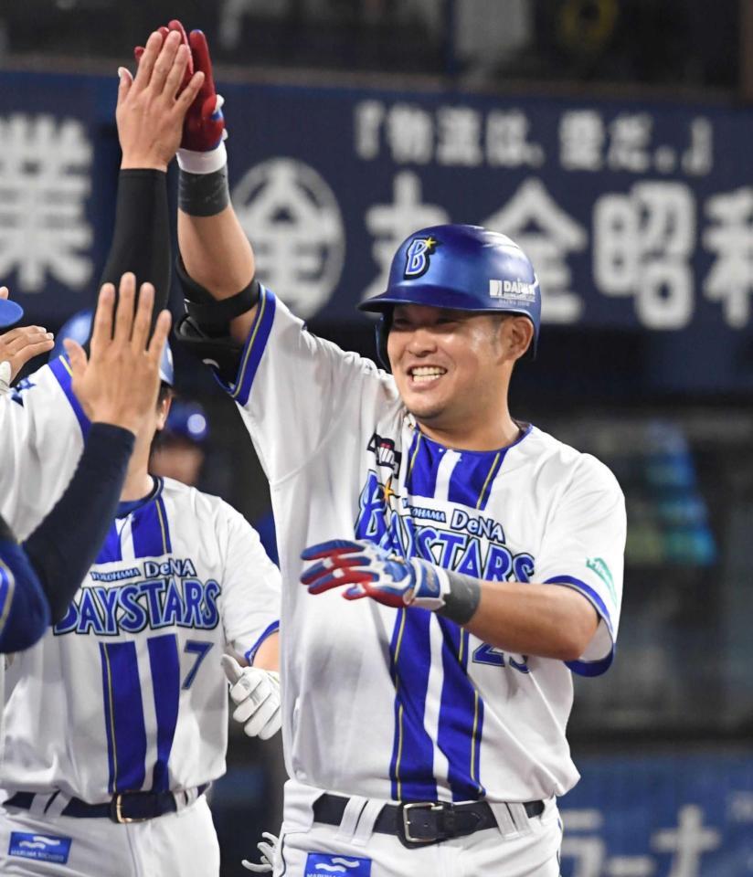 　１回、日米通算２５０号となる２０号２ランを放ち、笑顔でベンチに戻る筒香（撮影・佐藤厚）