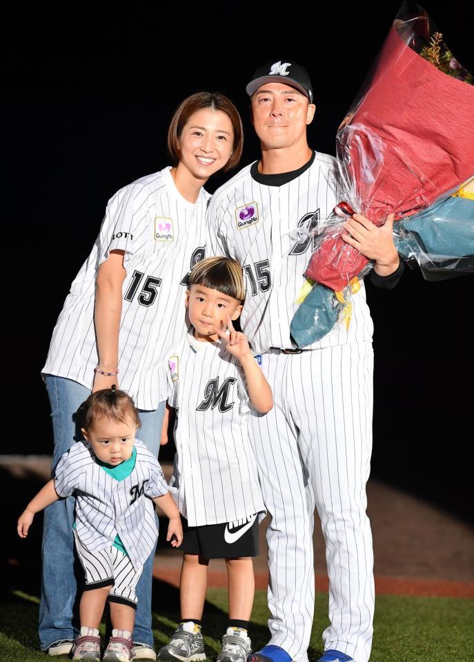 　引退セレモニーで家族と記念撮影する美馬（右）。左から妻で女優の美馬アンナ、長女の光ちゃん、長男の叶くん＝９月３０日
