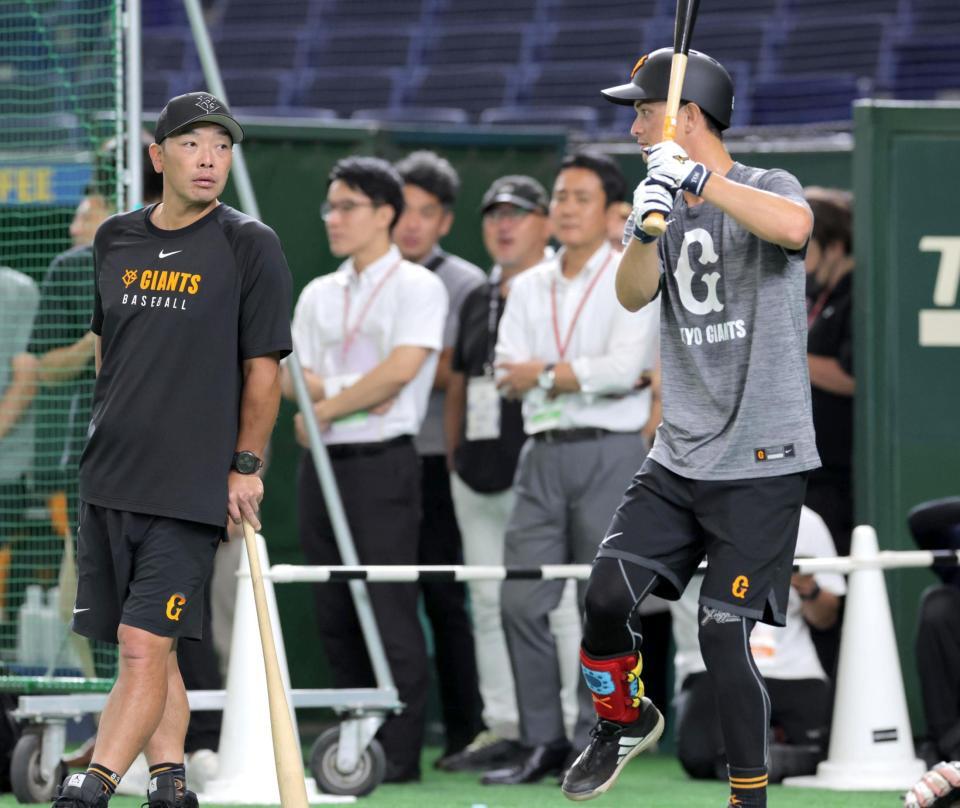 　阿部監督（左）から指導を受ける乙坂＝８月